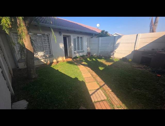 2 BEDROOM TOWNHOUSE FOR SALE IN ROOIHUISKRAAL NORTH